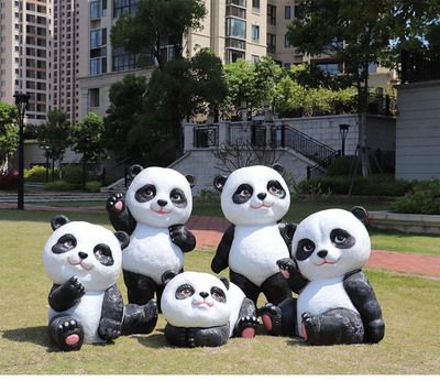 学校操场摆放彩绘五只卡通熊猫雕塑
