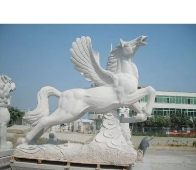 广场上摆放的仰天长啸的汉白玉石雕创意飞马雕塑