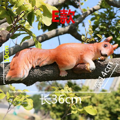 动物园一只树上玩耍的树脂松鼠雕塑