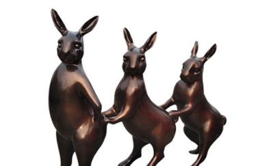 三只不锈钢个性兔子雕塑