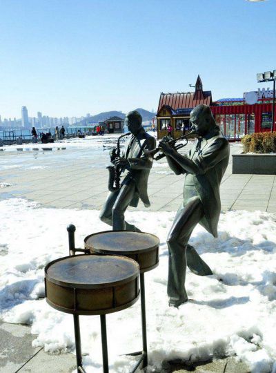 广场吹奏乐器的人物铜雕吹奏雕塑