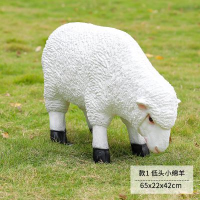 草地上一只正在吃草的玻璃钢仿真绵羊雕塑