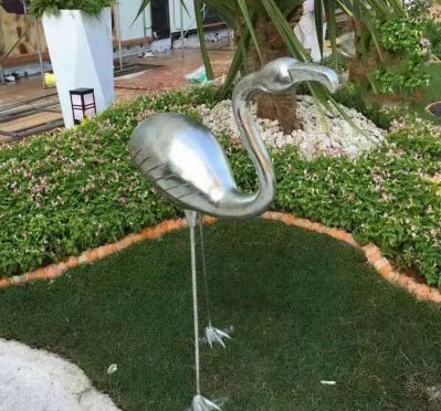 池塘一只不锈钢镜面火烈鸟雕塑