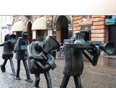 吹喇叭的抽象人物街边小品铜雕吹奏雕塑