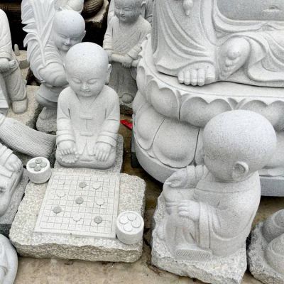 景区寺庙摆放砂岩雕刻小和尚下棋人物雕塑