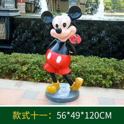 小区摆放一只俏皮的玻璃钢米老鼠雕塑