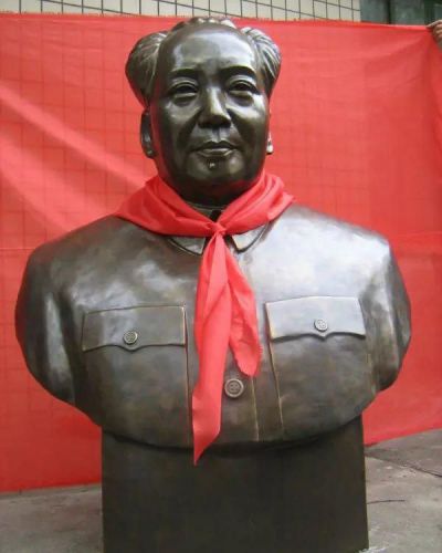 校园名人铜雕带着红领巾的毛泽东雕塑