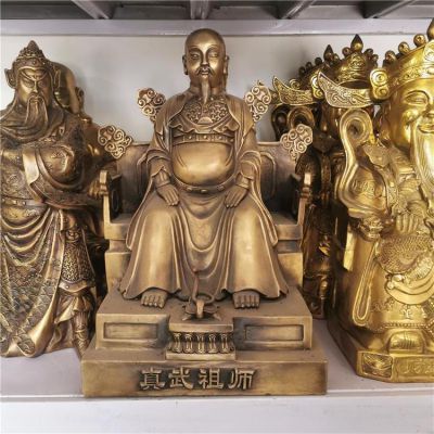 端坐的真武祖师黄铜色铜雕塑像