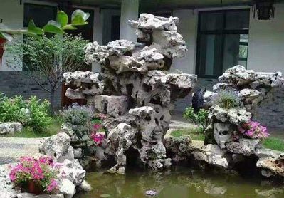 庭院池塘中的大理石石雕假山太湖石雕塑
