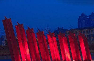 广场上摆放的红色玻璃钢创意五角星雕塑