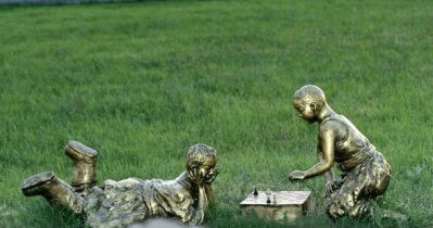 下跳棋的儿童公园人物铜雕