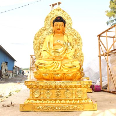 户外庙宇大型泛着金光的如来佛祖雕塑