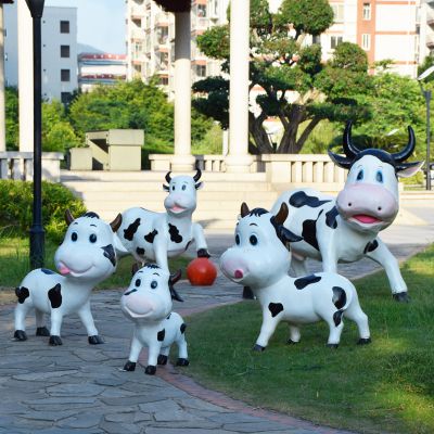 操场一群玩球的玻璃钢卡通牛雕塑