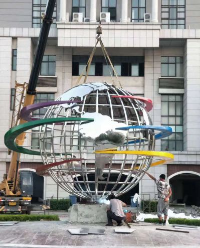 不锈钢创意镂空创意湘云环绕的地球仪雕塑