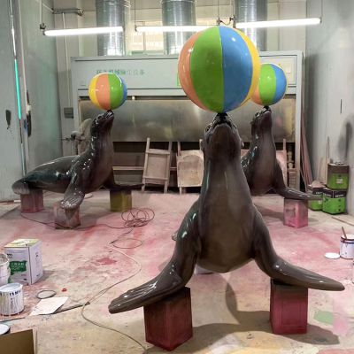商场游乐场摆放的顶球的玻璃钢创意海豹雕塑