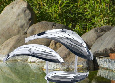 池塘三只带插管的不锈钢镜面鱼雕塑