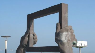 手型雕塑-公园景区广场青石手拿框创意手型石雕