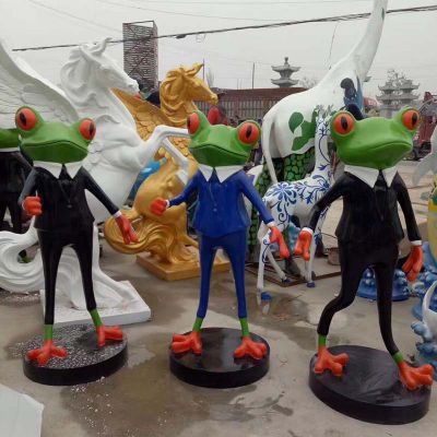 游乐园三只走秀的玻璃钢青蛙雕塑