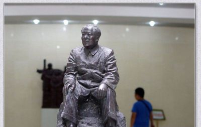 博物馆玻璃钢仿铜坐着的伟人毛泽东雕塑