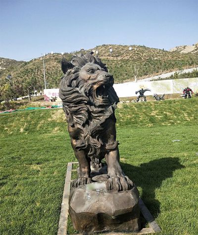 田园不锈钢大型仿真怒吼的狮子雕塑