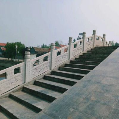 景区石拱桥摆放青石雕刻防护栏杆
