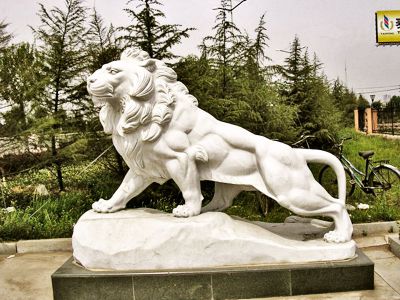 景区汉白玉石雕大型户外园林景观行走的狮子雕塑