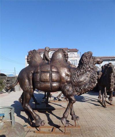 街道边摆放的一只肥胖的玻璃钢喷漆骆驼雕塑