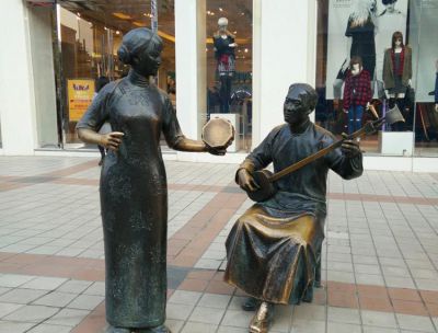 广场弹三弦敲手鼓的人物铜雕弹雕塑