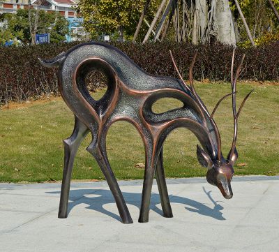 户外低头吃草的不锈钢仿铜鹿雕塑