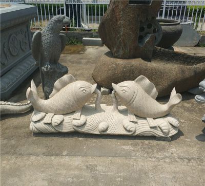 街道摆放的两条相对吐水的砂岩石雕创意鲤鱼雕塑