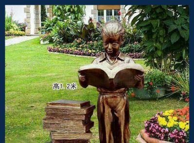 花园铜雕男孩站着的读书雕塑