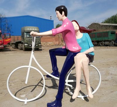 公园创意玻璃钢抽象骑车情侣雕塑