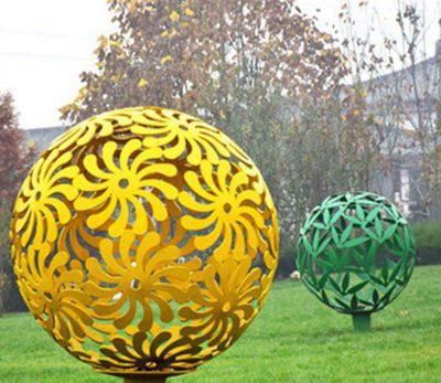 公园草坪创意玻璃钢彩色镂空球雕塑