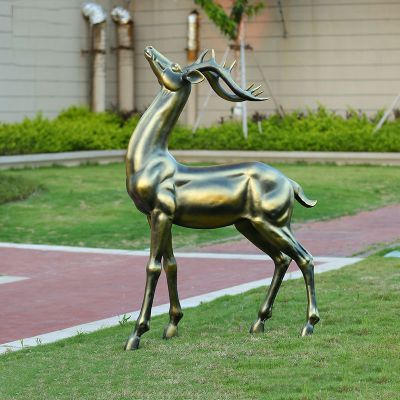 草坪不锈钢仿铜抬头的鹿雕塑