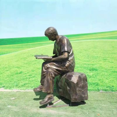 公园户外坐在石头上看书的玻璃钢仿铜人物雕塑