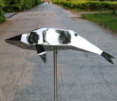 小区摆放一只抽象不锈钢海豚雕塑