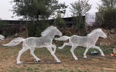 公园里播放的两匹奔跑的不锈钢创意马群雕塑