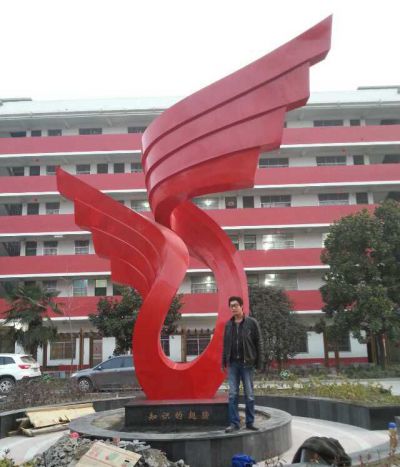 校园玻璃钢放飞斗志激昂的玻璃钢红色翅膀雕塑