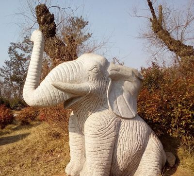 公园景区汉白玉石雕一只卧着的大象雕塑