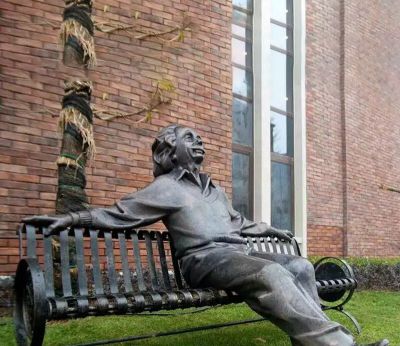 公园人物铜雕坐着长椅上的爱因斯坦雕塑