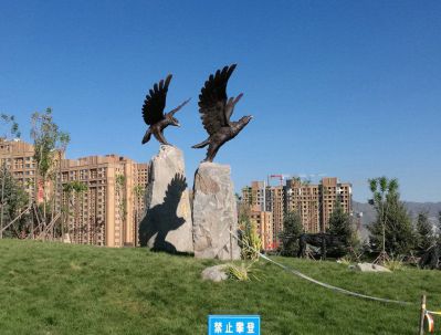 农场两只飞翔的树脂老鹰雕塑