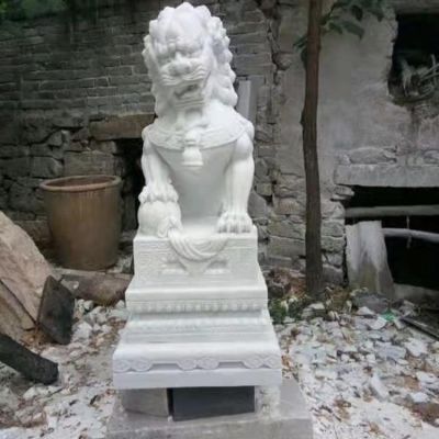 中式庭院摆放汉白玉雕刻石狮子门墩