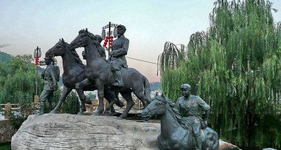 公园铜雕骑马的红军雕塑