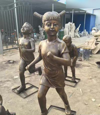 景区不锈钢仿铜奔跑的儿童雕塑