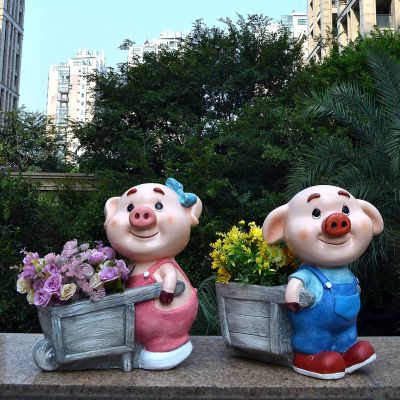 花园庭院玻璃钢彩绘推车的两只猪猪雕塑