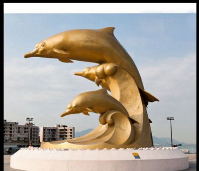 酒店门口三只黄铜海豚雕塑