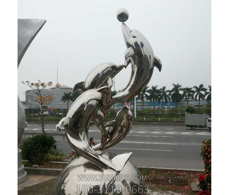 街道球上多只玩耍的不锈钢海豚雕塑