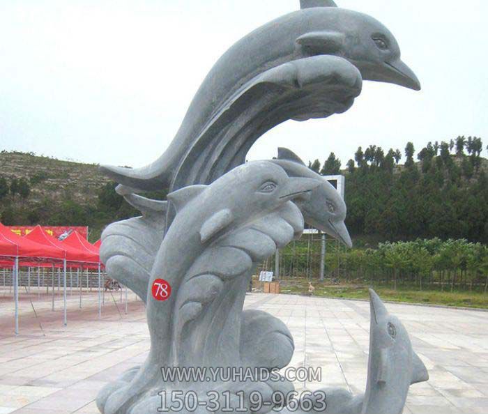 公园摆放多只石雕海豚雕塑