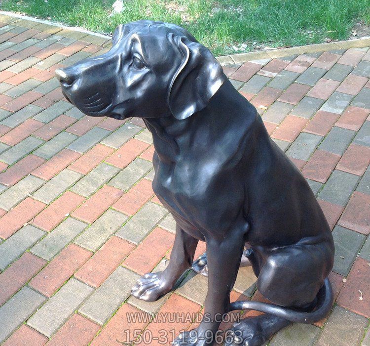 公园玻璃钢卧着的狗雕塑