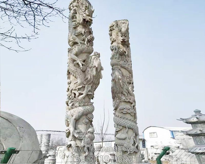 圆明园景区摆放石雕龙柱雕塑